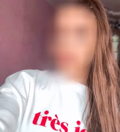 Büsra, 23